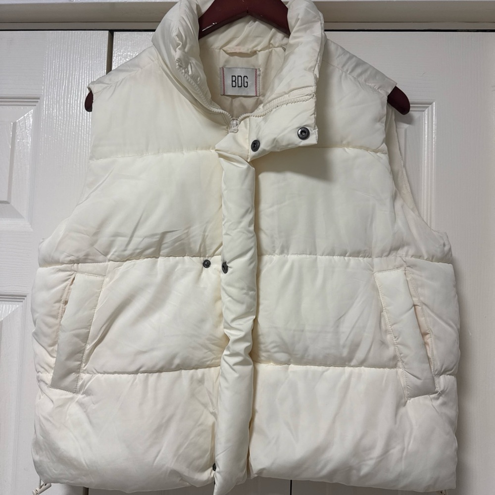 BDG Off-White Quilted Puffer Vest A42
